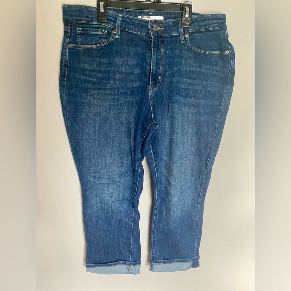 Levi’s Signature Gold Mid-rise Capri